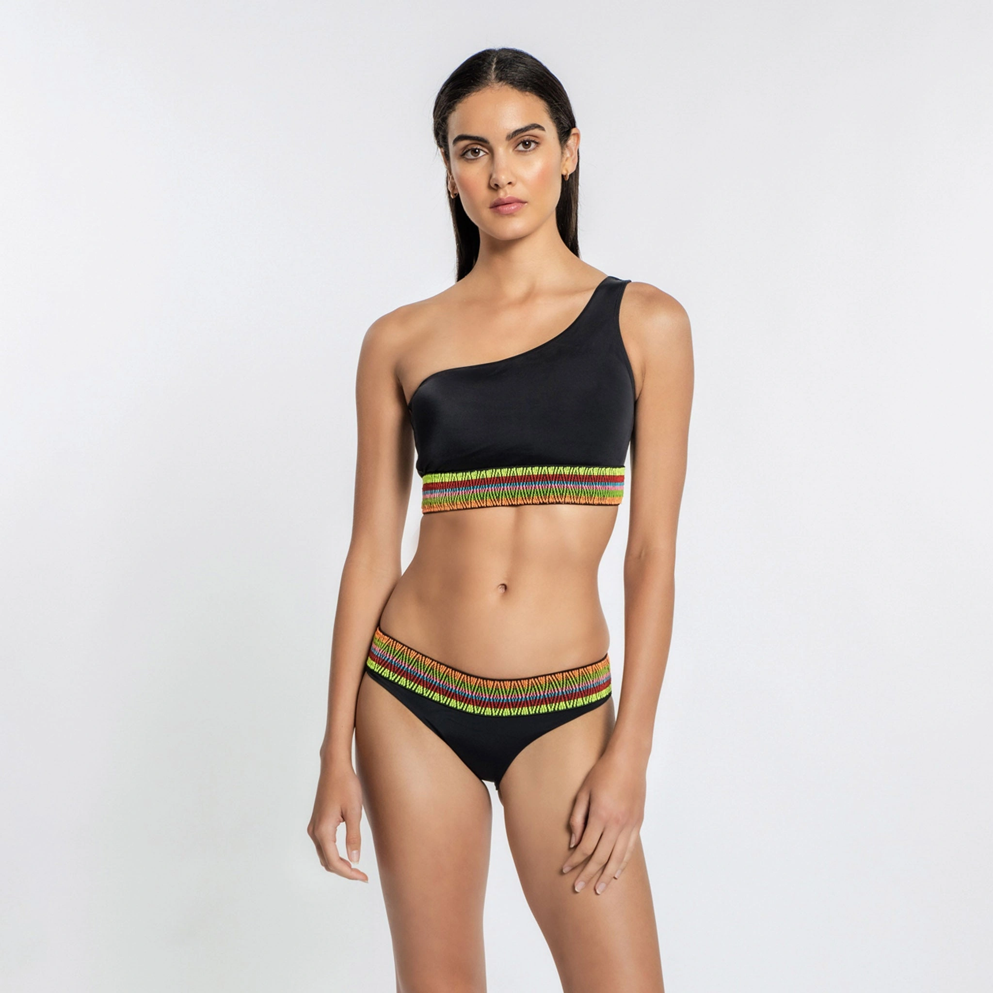 Zoni: Sonnenschein am Strand! Dein neuer Bikini-Traum, perfekt für Sommer, Sonne und Meer, jetzt kaufen!